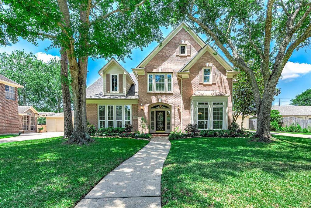 Discover your dream home at 1910 Stormcroft Circle in the desirable Cinco Ranch North Lake Village.