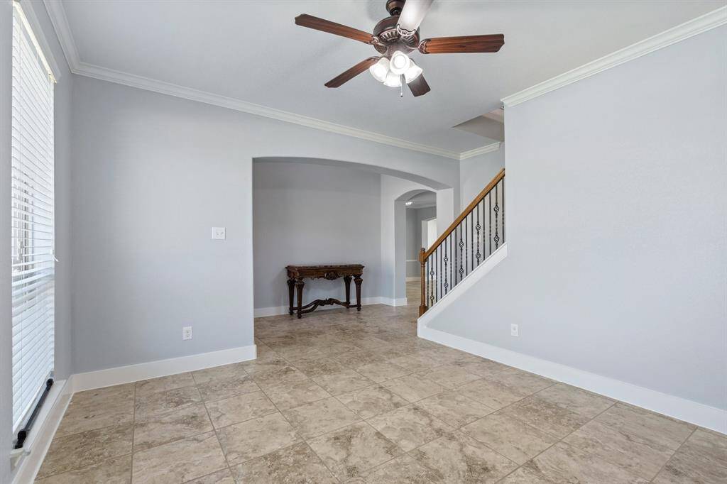 Formal living upon entry