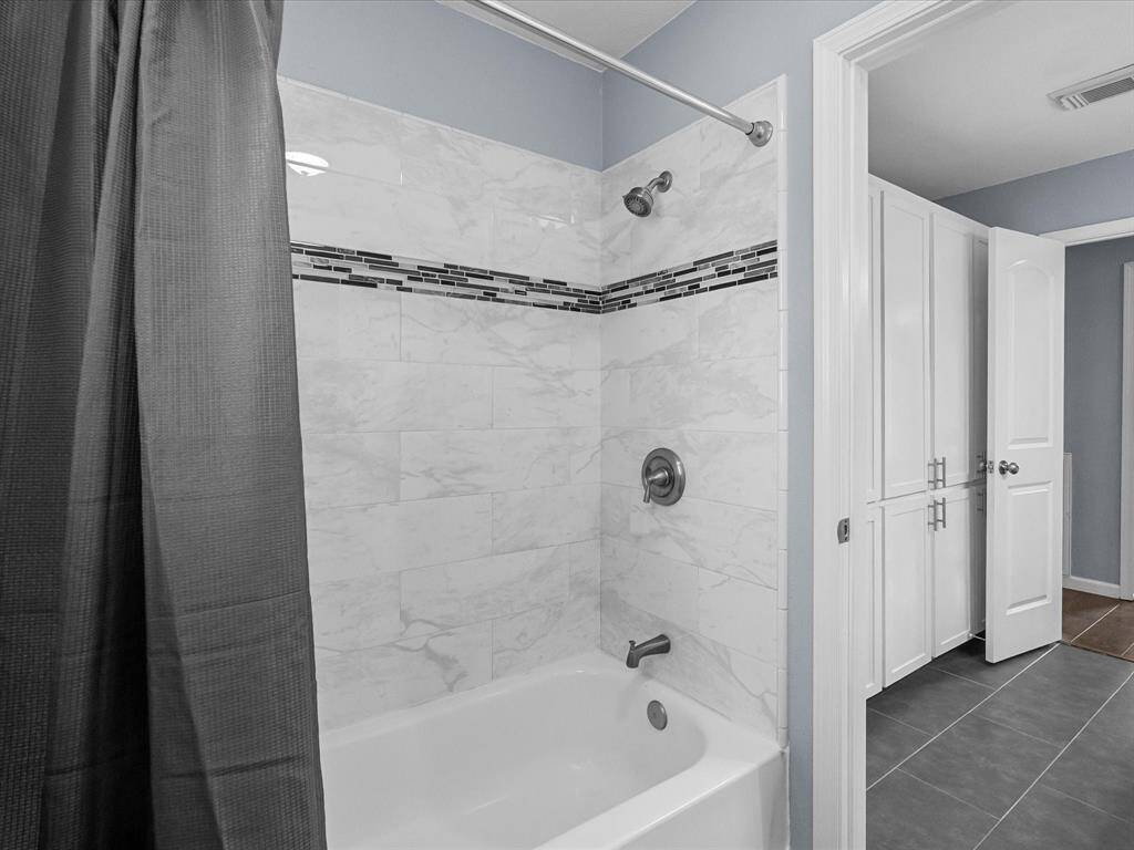Gorgeous updated tub/shower
