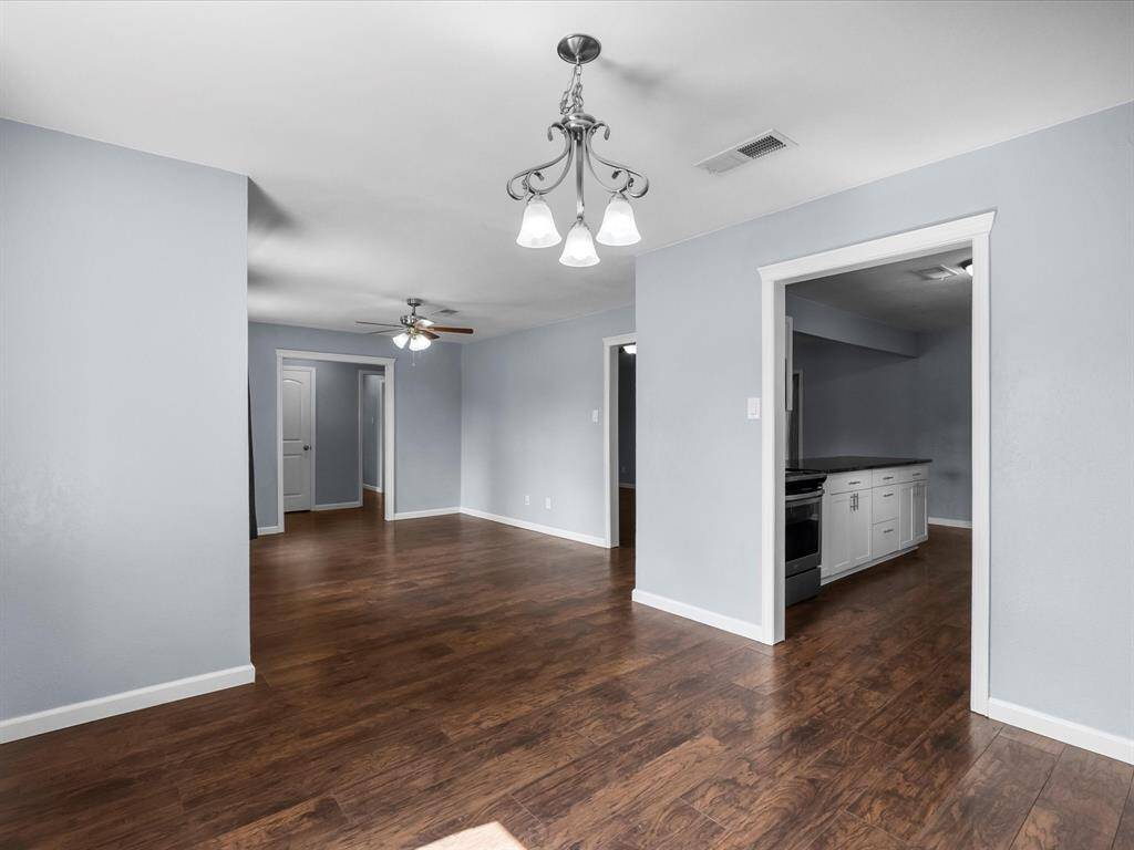 Formal dining area/ breakfast area