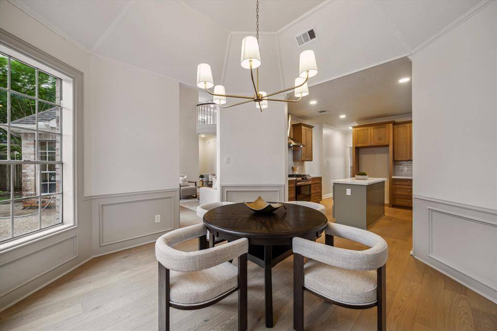 CHARMING BREAKFAST ROOM OFFERS VAULTED CEILING AND CHIC LIGHTING. THE UPDATED FLOORING AND NEUTRAL COLOR PALETTE CONTINUES THROUGHOUT.