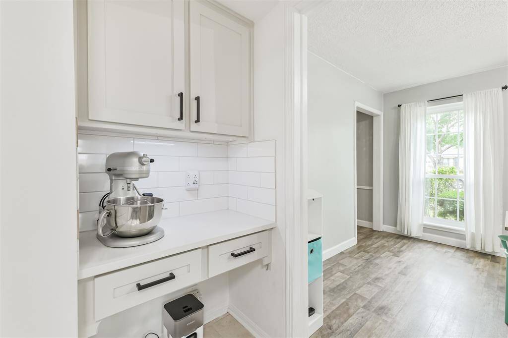 Check out the built-in desk area! More storage options for you.