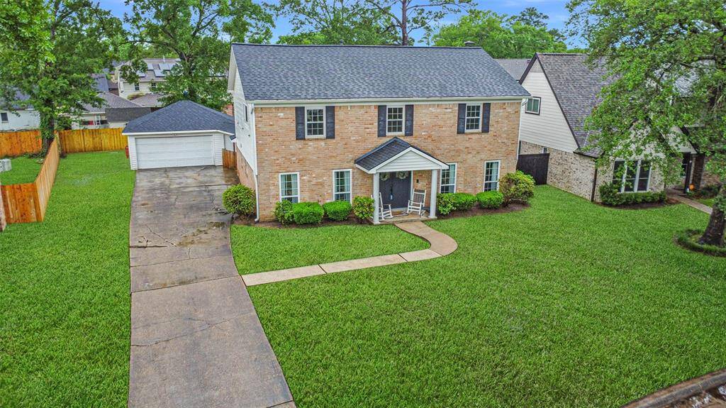 A bird's eye view! Look at the huge front yard!