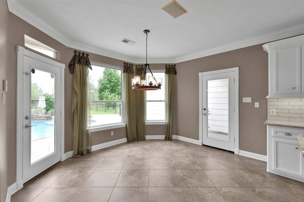 breakfast room