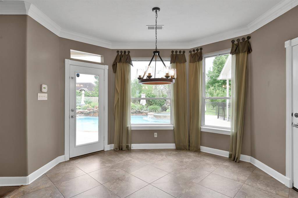 breakfast room