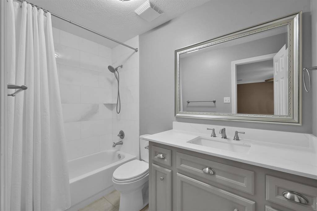 Upstairs guest bath
