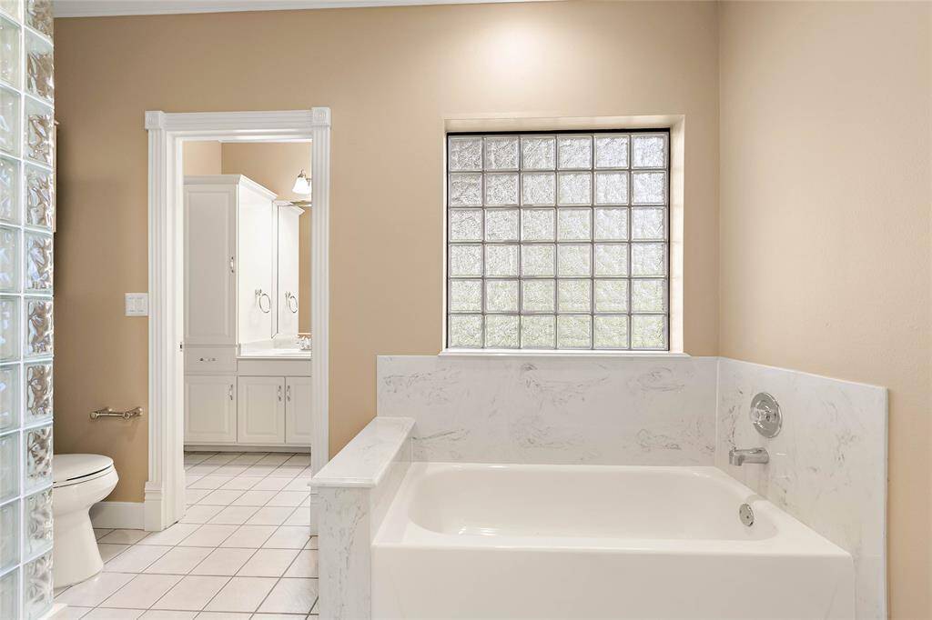 Privacy glass to enjoy the soaking tub!