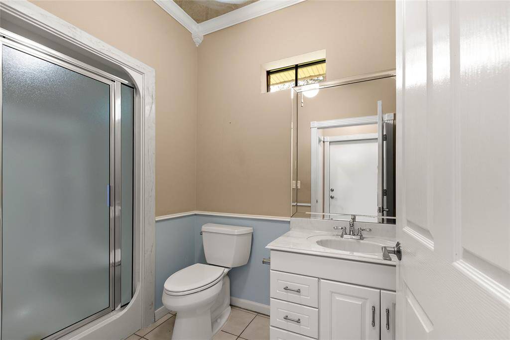 Full bath off the gameroom.