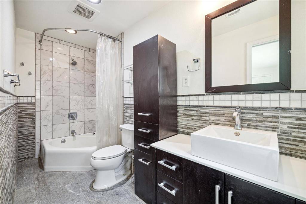 Primary bath with tub/shower.