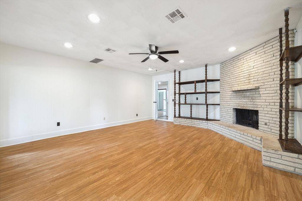 Extra room with a fireplace.  Can be used as an office, playroom, or a gameroom.