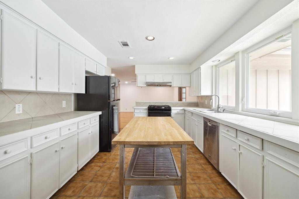 Large kitchen with plenty of countertop and cabinet space