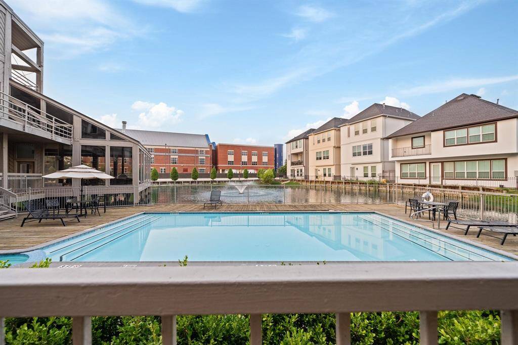 The Pool with Paiting like   Background