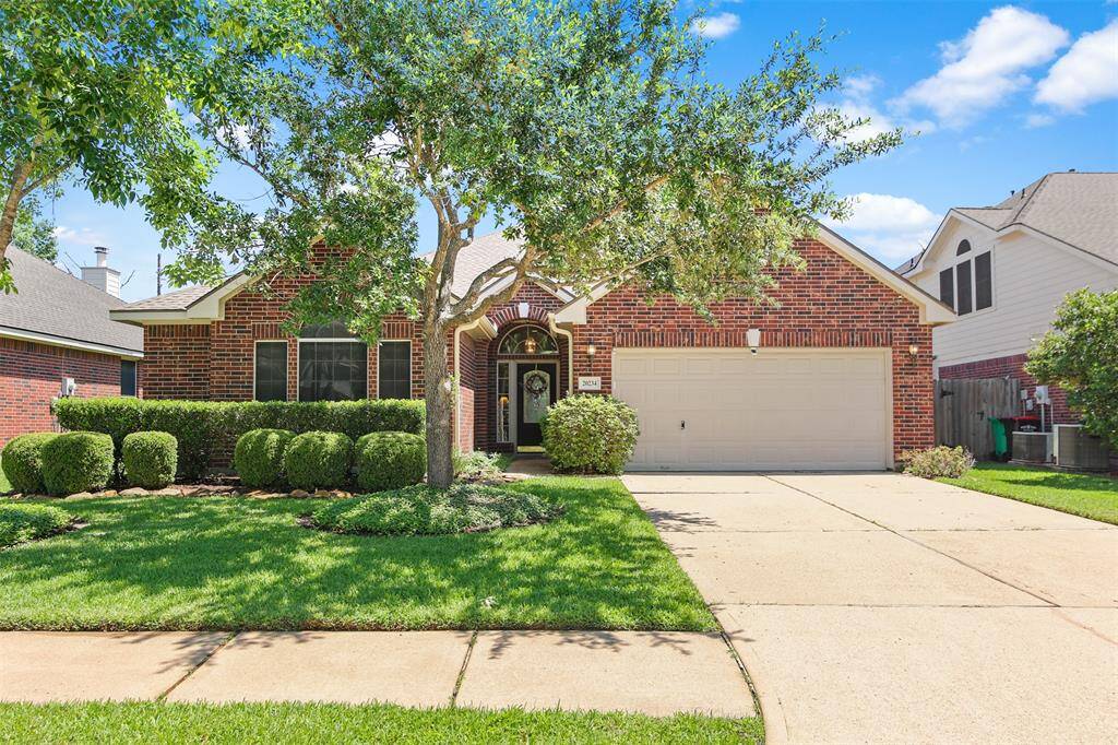 Charming one story Lennar home in Trails of Fairfield. Roof was replaced in March 2023 and kitchen has been updated.