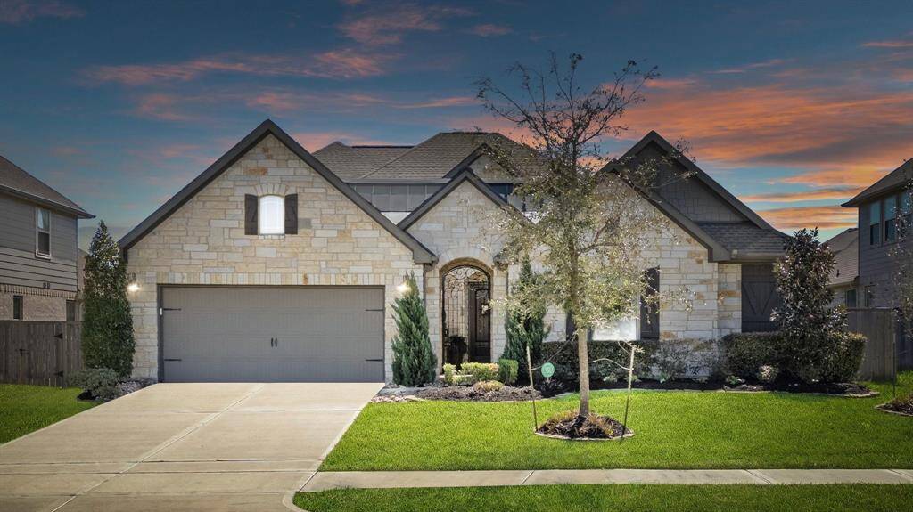 Look at this beautiful and quaint courtyard entrance to your new home!