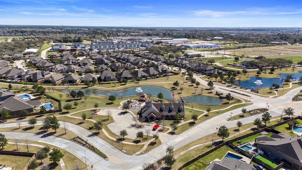 Further away ariel view of nearby amenities.