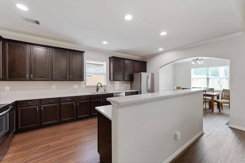 Additional casual dining around the spacious breakfast bar