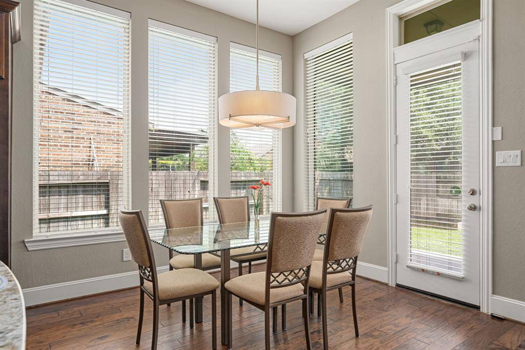 Large Breakfast Room easily seats up tp 6