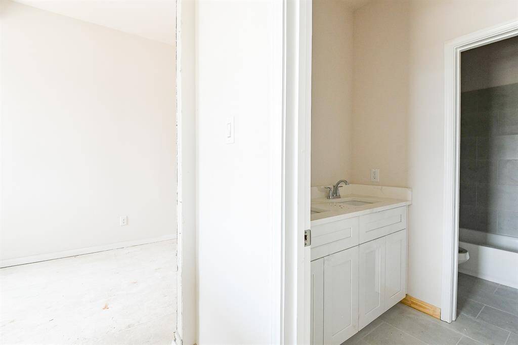 Here is the en-suite bath.