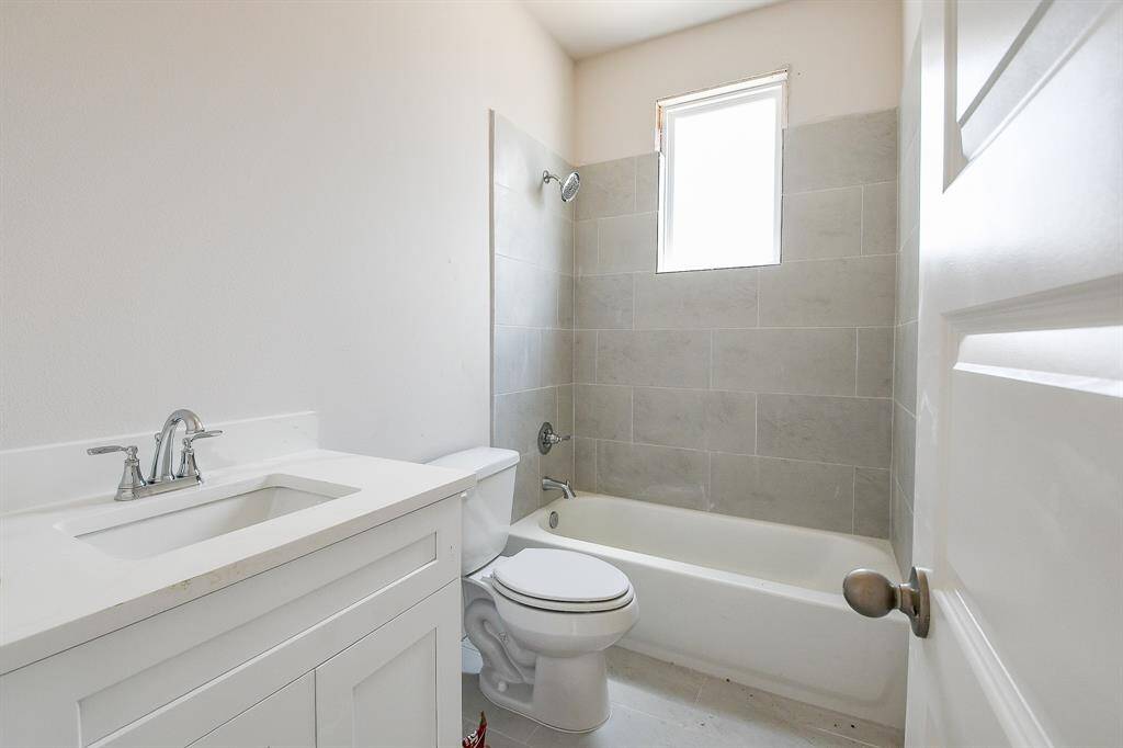Here is the next bathroom, with a shower/tub combination.