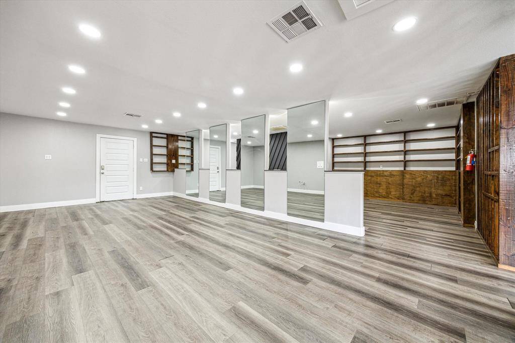 Bright area with mirrors that amplify space and light.