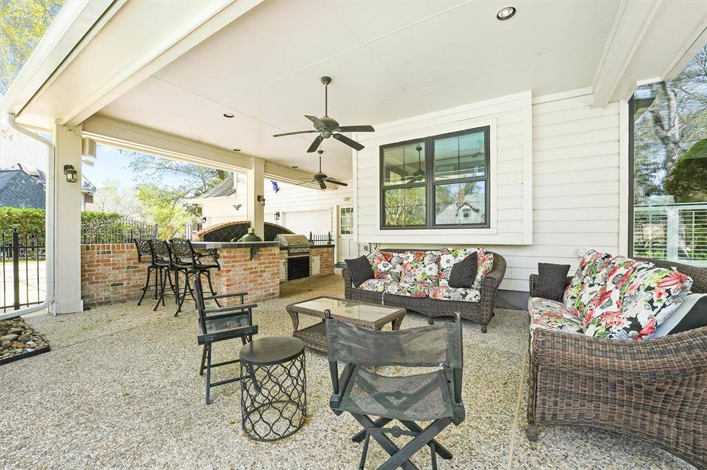 Enjoy the outdoor covered patio!