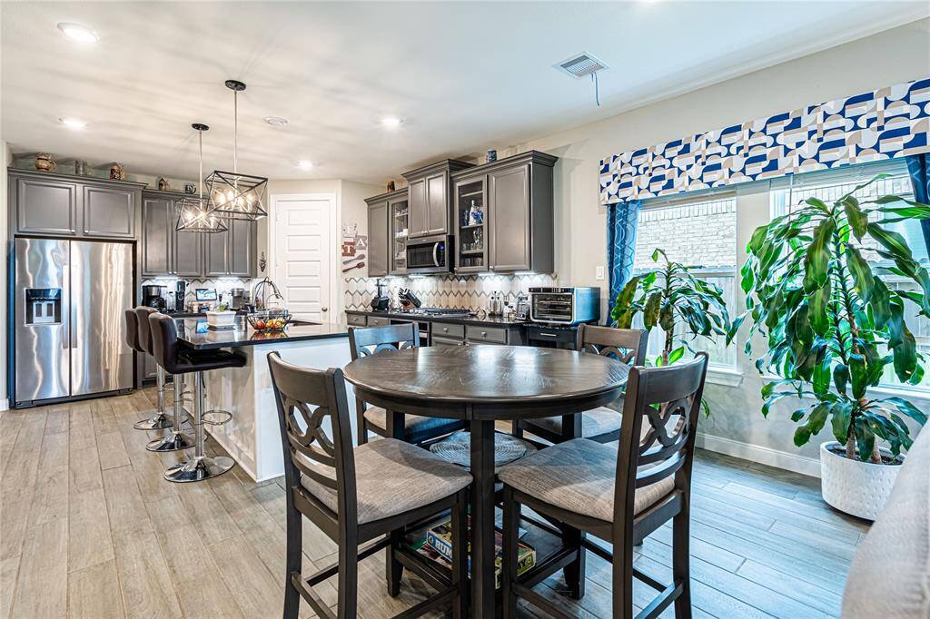 NEW kitchen set (table & 4 chairs are staying with home)