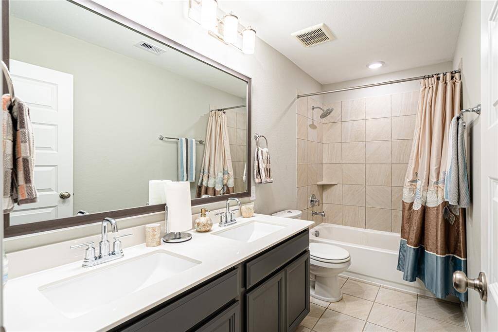 Upstairs full bathroom
