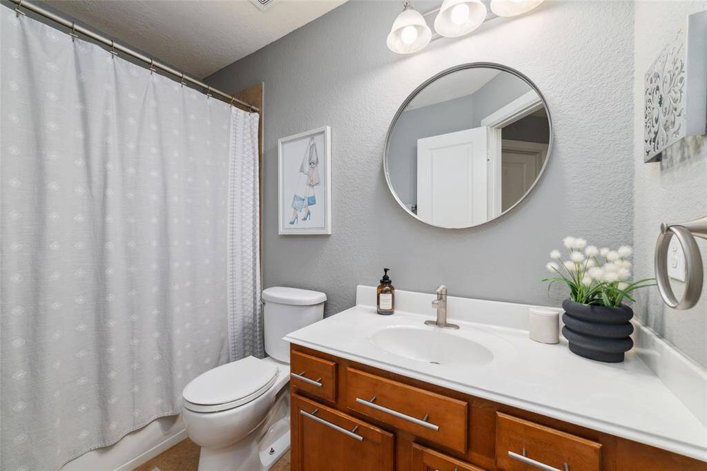 Secondary bathroom with tub & shower