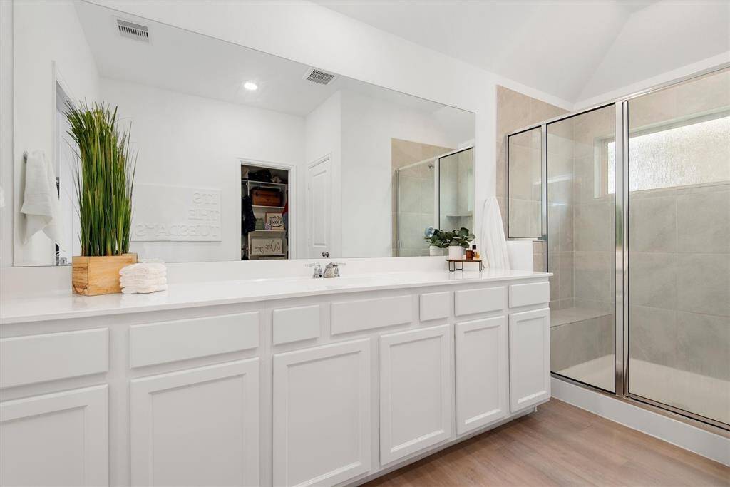 EXECUTIVE BATHROOM