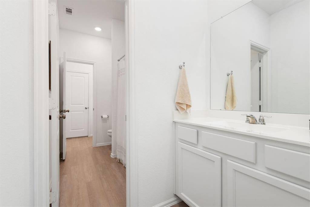 JACK AND JILL BATHROOM PERFECT FOR EVERYONE