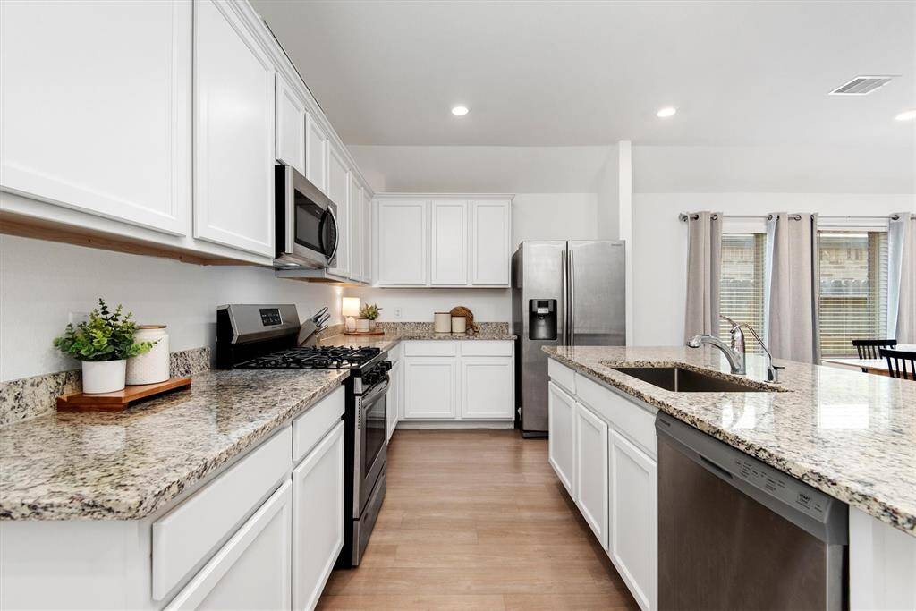 GORMET KITCHEN WITH STAINLESS APPLIANCES, GAS COOKING AND OVERSIZED ISLAND