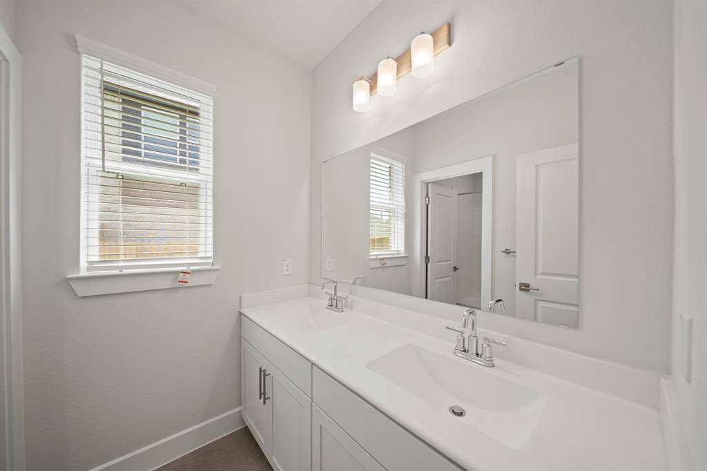 Hall bath (*Photo not of actual home and used for illustration purposes only.)