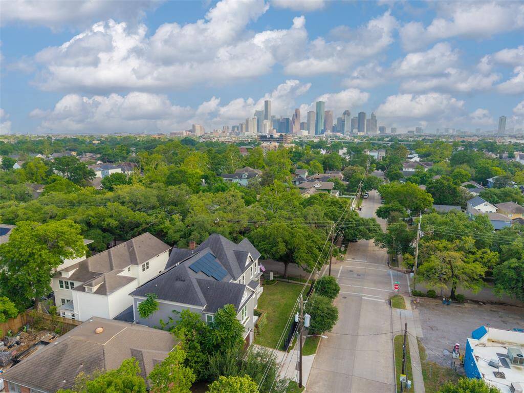 Rooted in the charm of one of Houston’s original “streetcar suburbs,” Woodland Heights offers a sense of place that’s as welcoming today as it was a century ago. At 215 Bayland, you’re not just close to downtown—you’re part of a vibrant, walkable neighborhood where history, community, and everyday convenience come together beautifully.