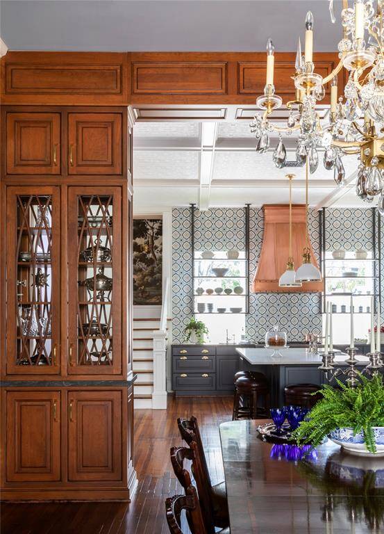 A masterful blend of history and function. Still located in its original footprint, the kitchen has been completely reimagined for modern living. The centerpiece is a custom-designed copper vent hood — envisioned by AD100 designer William W. Stubbs and hand-crafted to serve as both art and utility.