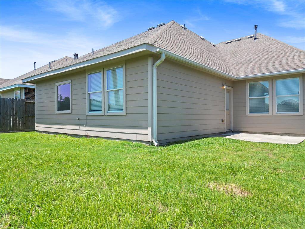 Your backyard offers just the right amount of green space—ideal for weekend lounging, setting up a grill station, or letting your pets roam freely in the sunshine.