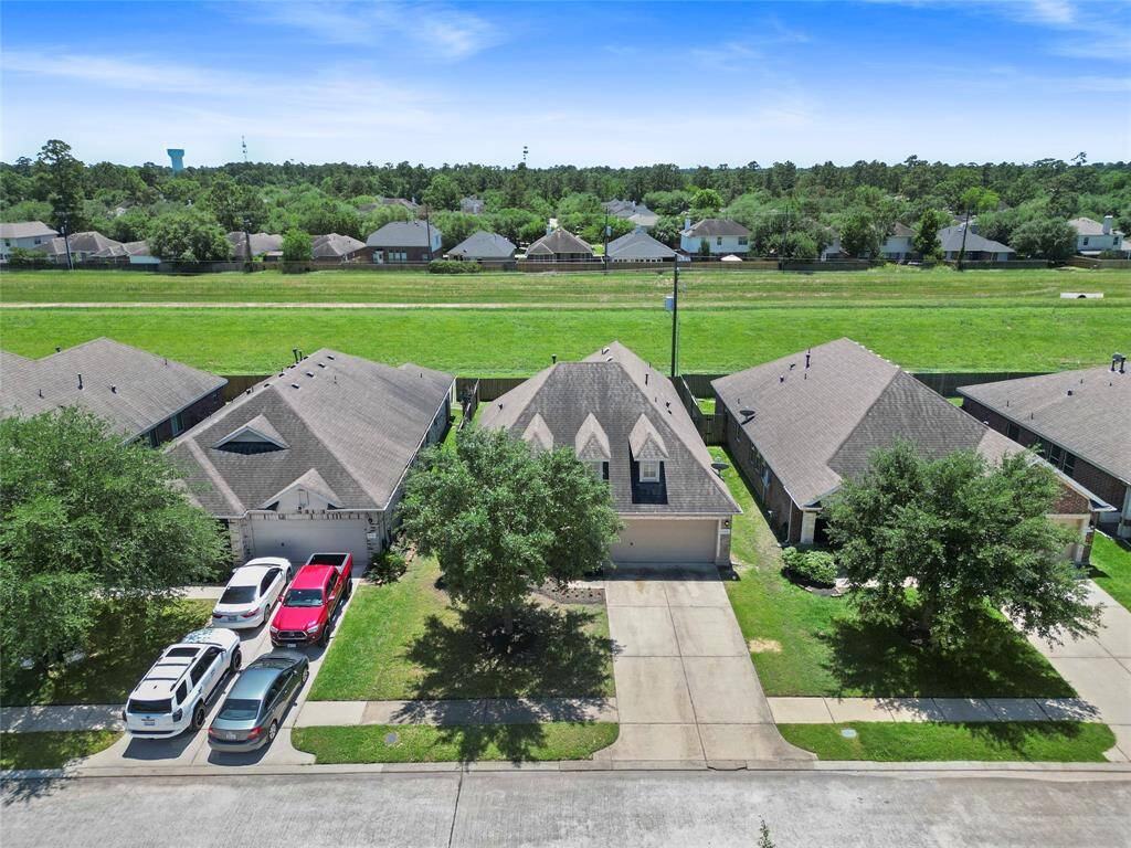 This home backs up to a spacious greenbelt with no rear neighbors—giving you added peace, privacy, and a wide-open view you’ll appreciate every day.