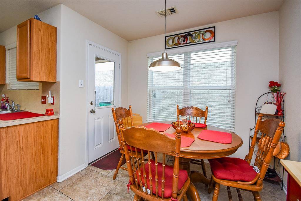 Breakfast area/door to side- & backyard