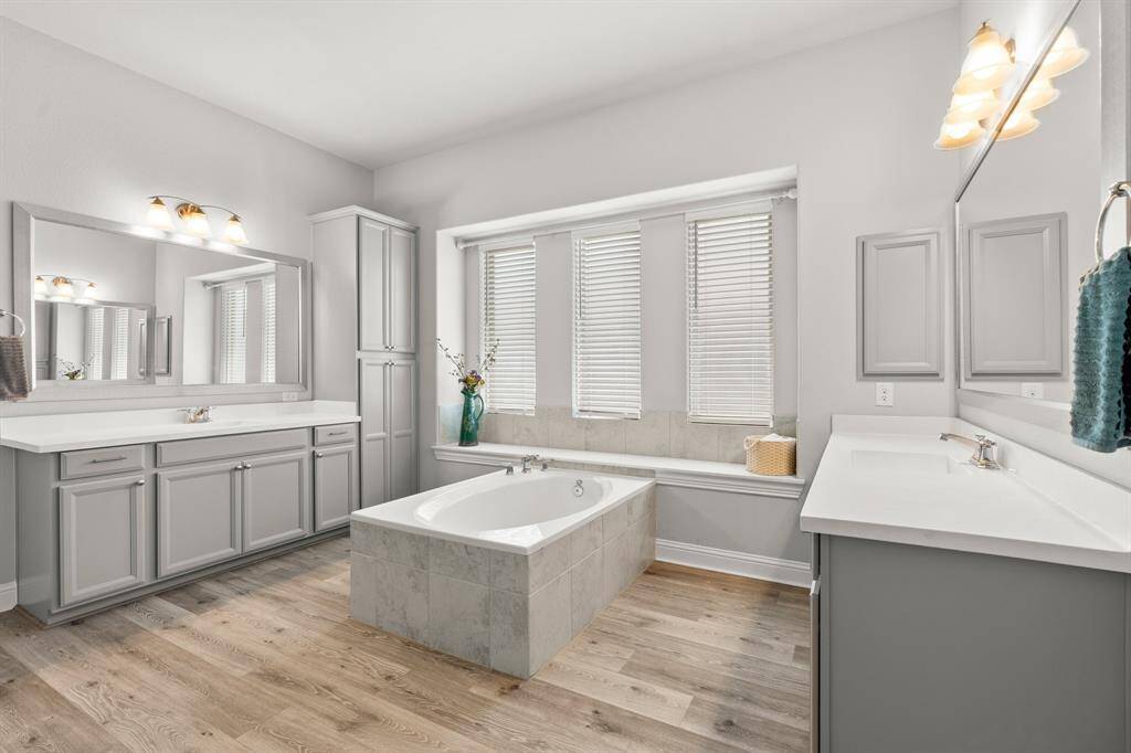 primary bath with soaking tub