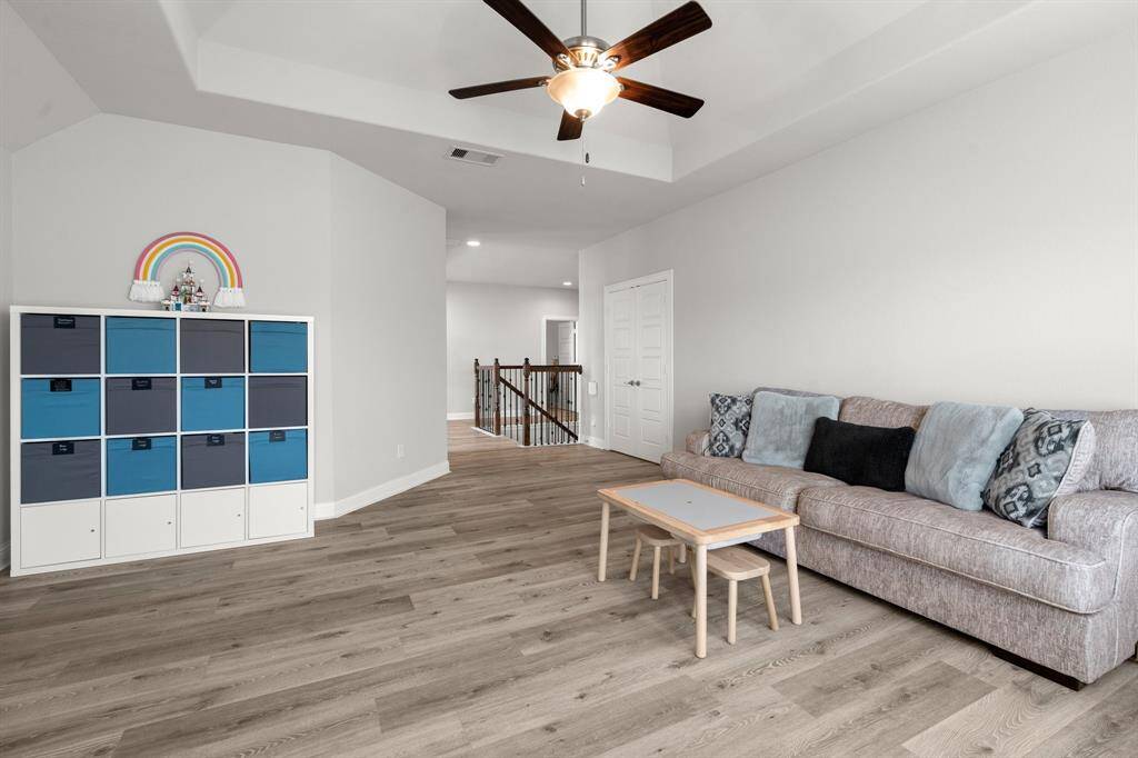 spacious game room or flex