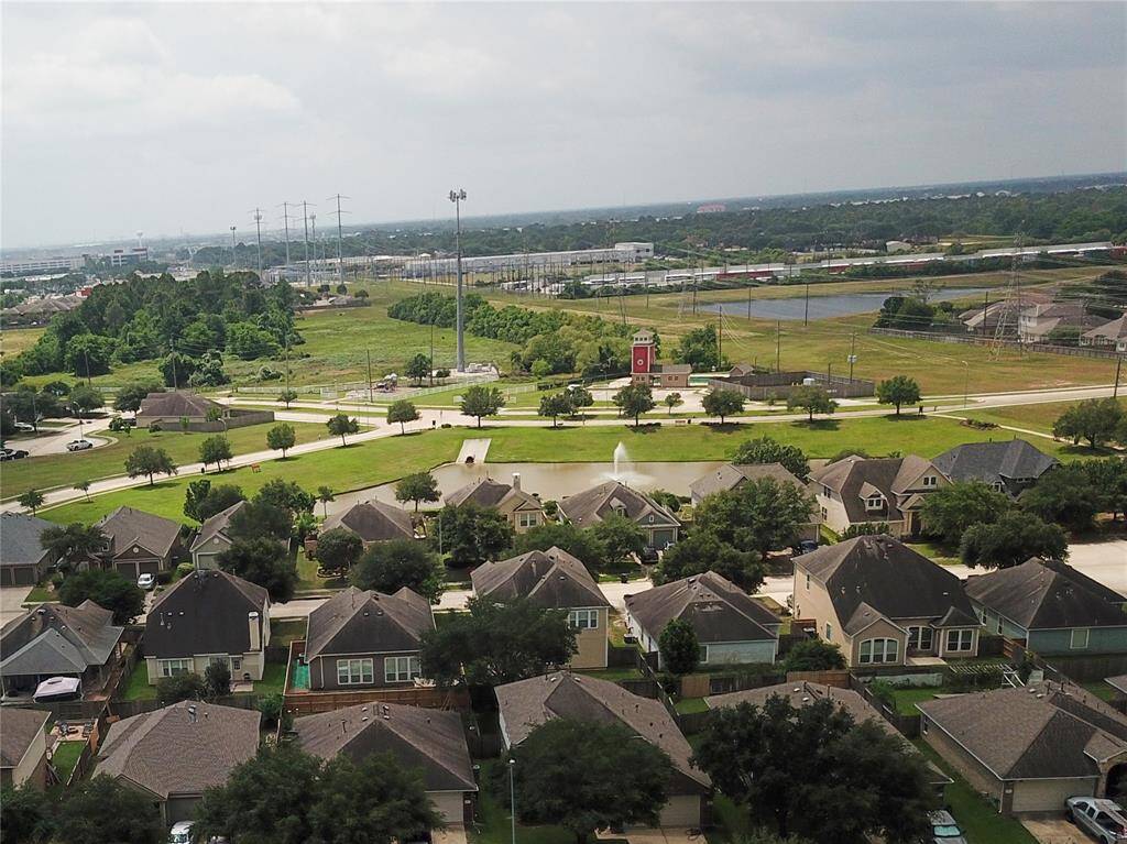 Scenic walking trail surrounded by lush greenery, perfect for peaceful strolls and outdoor enjoyment.