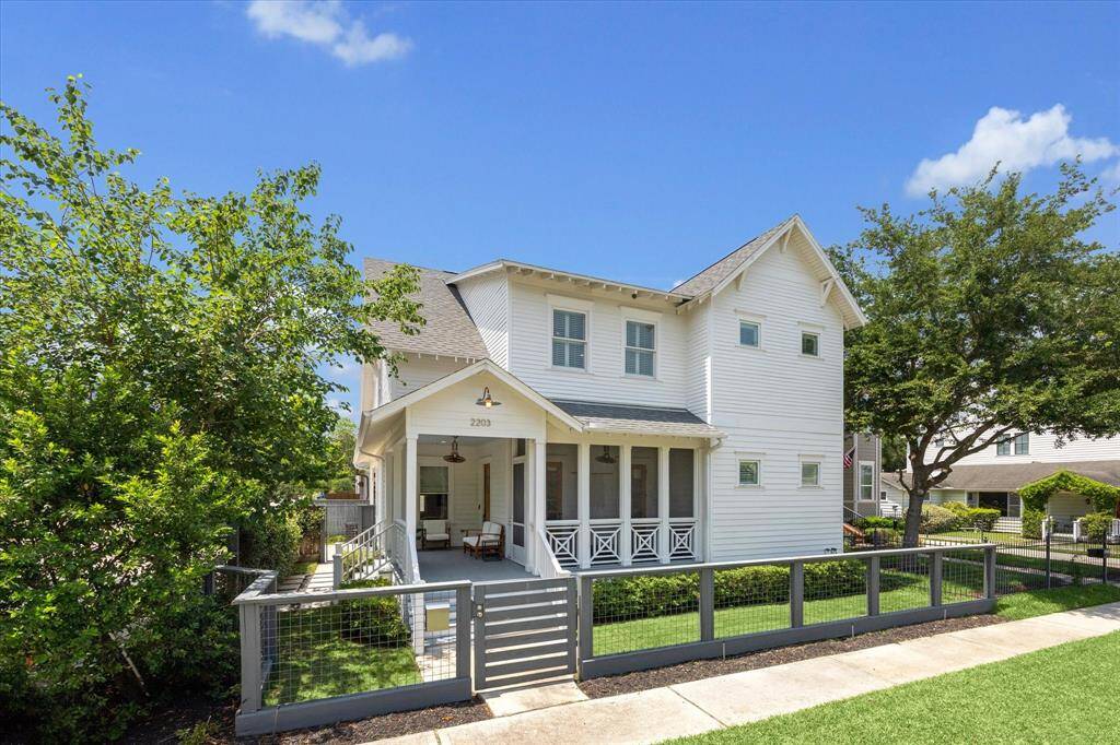 Located on a quiet street in the Heights, close to Jun, Chilosos, and more!