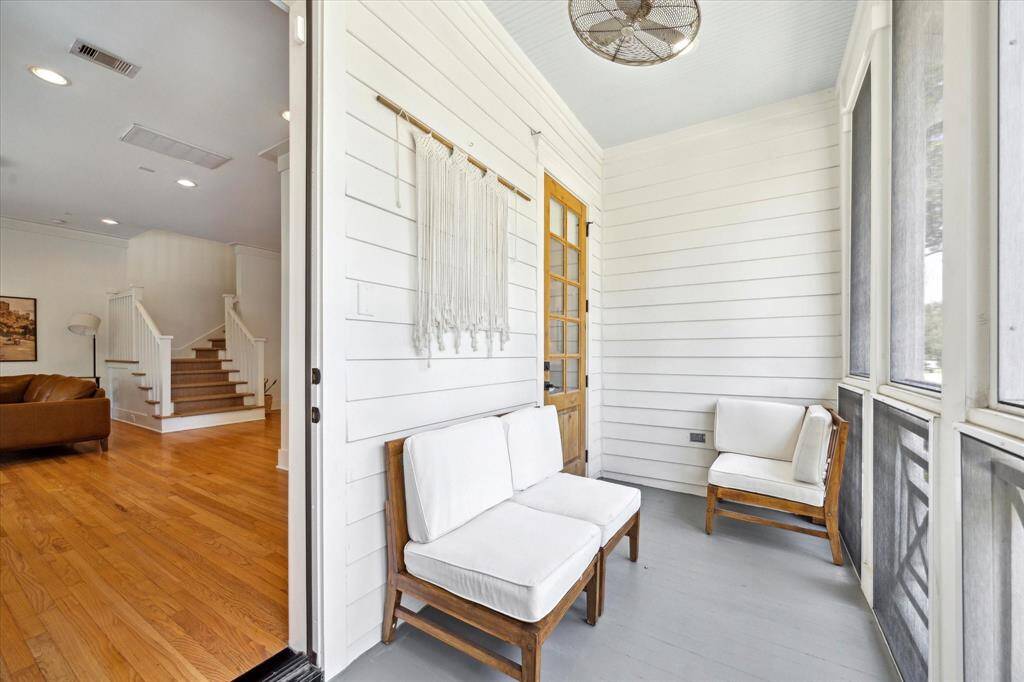 Who doesn't love a screened in porch?!
