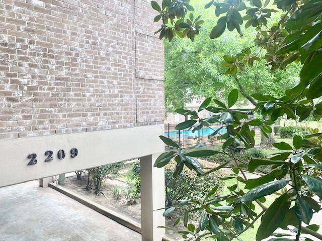 2209 S Braeswood offers covered parking spaces.