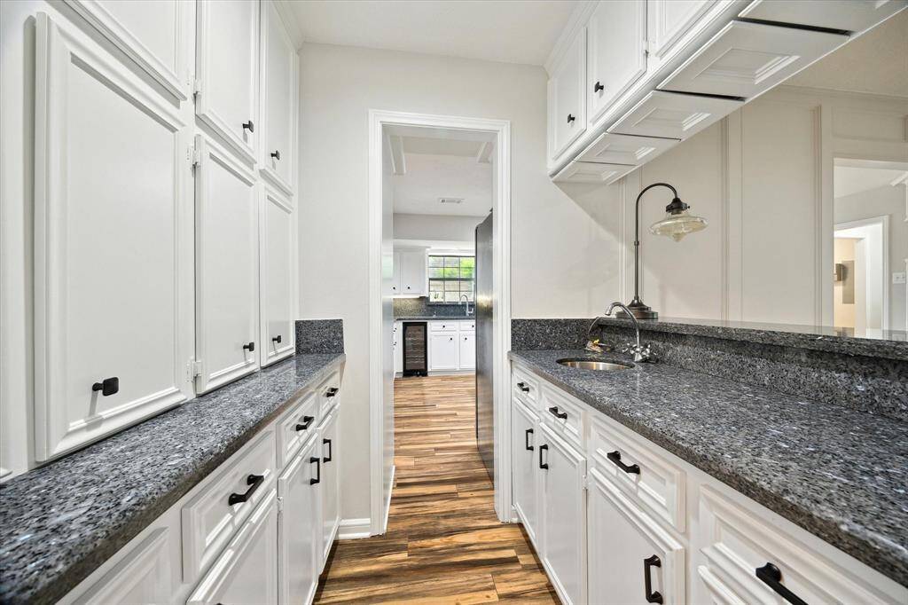 Large wet bar with tons of storage