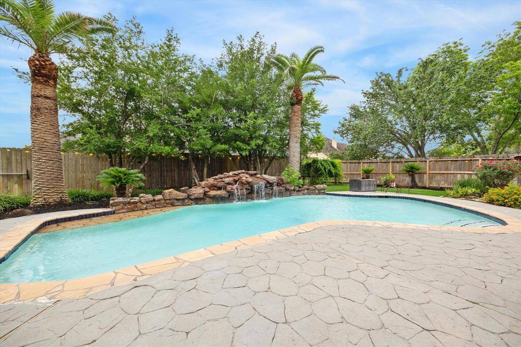 Large pool great for entertaining