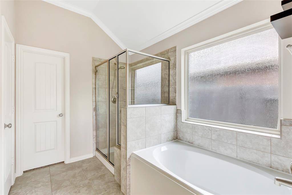 Bubbles up on Friday night to relax before the weekend in this soaking tub.