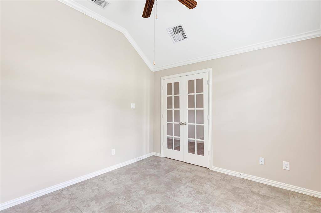 Home office, TV room, workout room or an extra bedroom - whatever you may need!