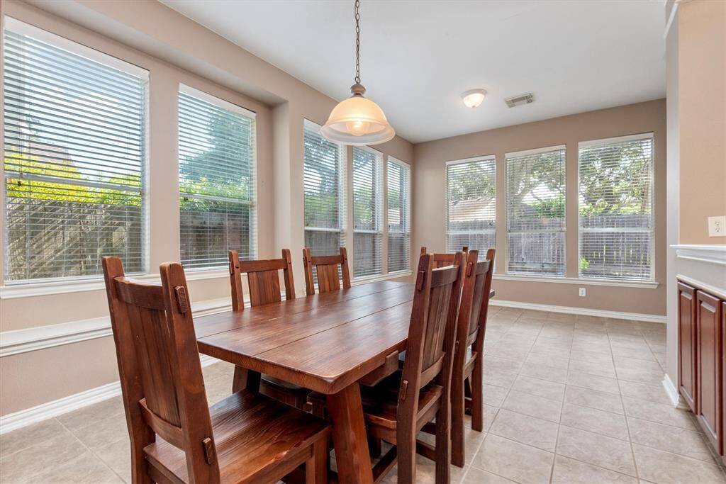 Breakfast with great light from all the windows.