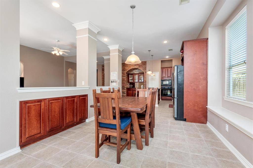Breakfast area with even more storage space for all your kitchen needs.