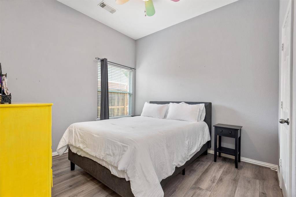 Second bedroom with ceiling fan.